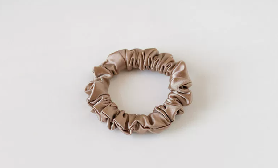 Silk Hair Scrunchies, Soft Mulberry Silk Hair Ties for Women, No‑Crease Elastic Hair Bands Neutral‑Color Hair Accessories for Daily Wear